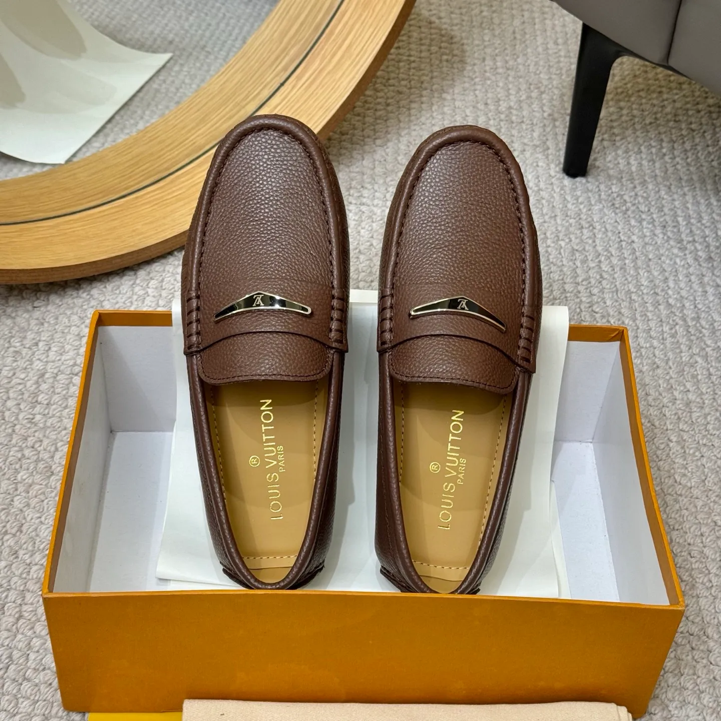 Men's men's shoes 💰420 (Yangli) LV 2⃣️0⃣️2⃣️5️⃣Spring and summer counter GLORIA series models ✈️Original factory special leather production, original last type. A classic driving slip-on casual shoe that shows an elegant style with exquisite craftsmanship details such as Monogram embossing all over the upper🌀Italian imported calfskin fabric Sheepskin foot pads➕Inside～Private mold replica sole Unique style Comfortable driving slip-on Size: 4-12 (38-46) Comes with [Counter packaging: original box, wrapping paper, card, instruction manual, shoehorn, cloth bag] No pressure to enter and leave the counter!